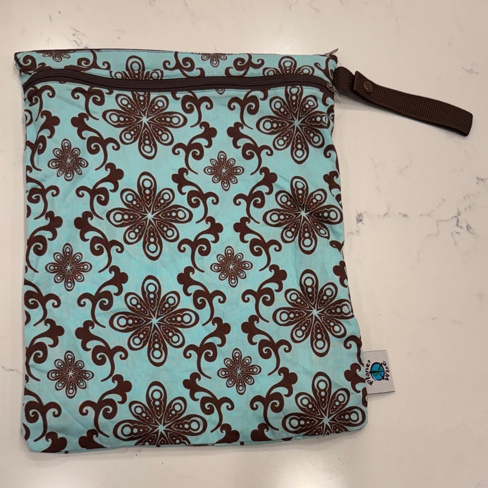 Planet wise aqua swirl reusable bag
Two pockets (one at top and one in front)